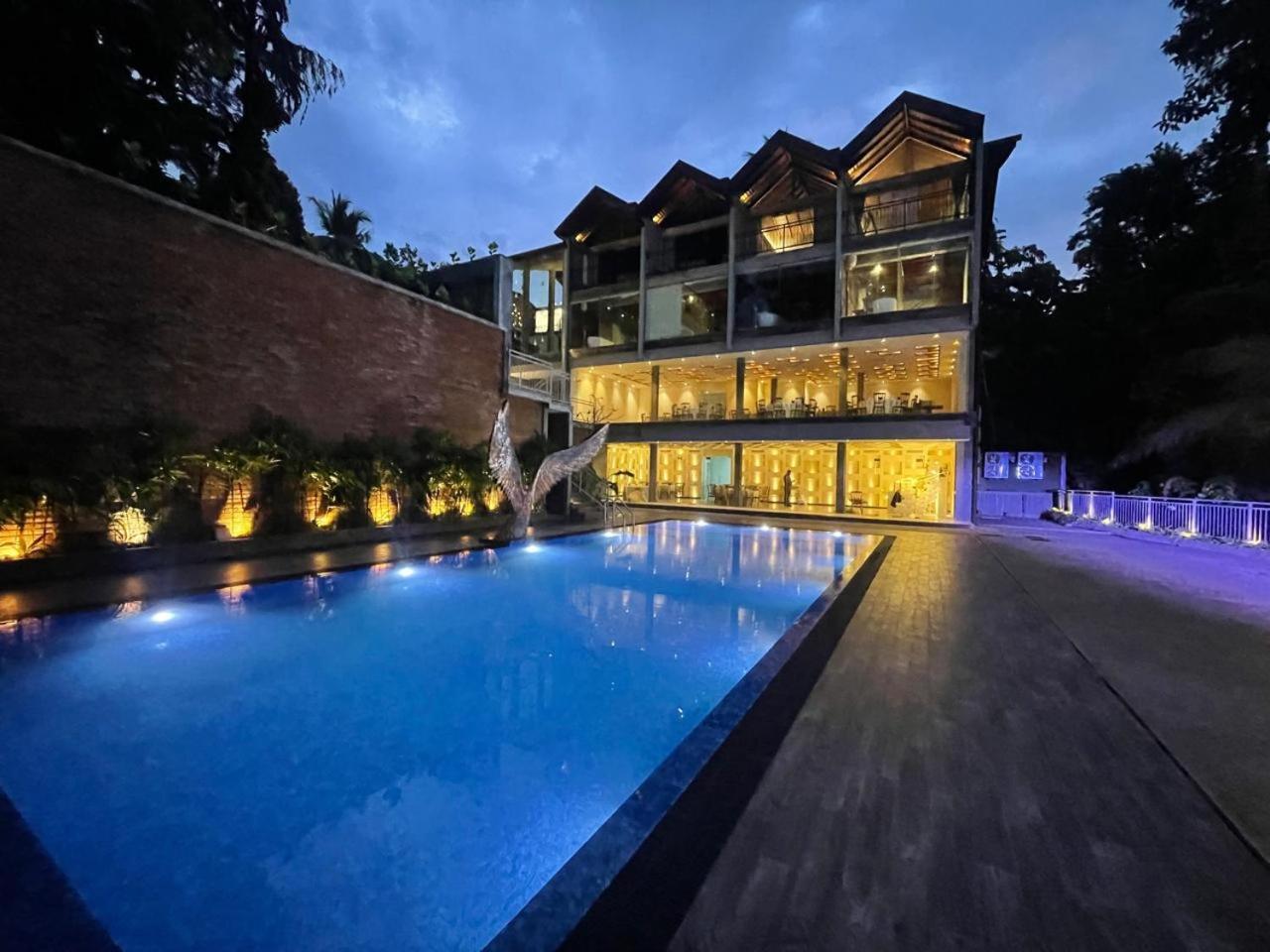 Hotel Grand Amanee Ratnapura Exteriör bild