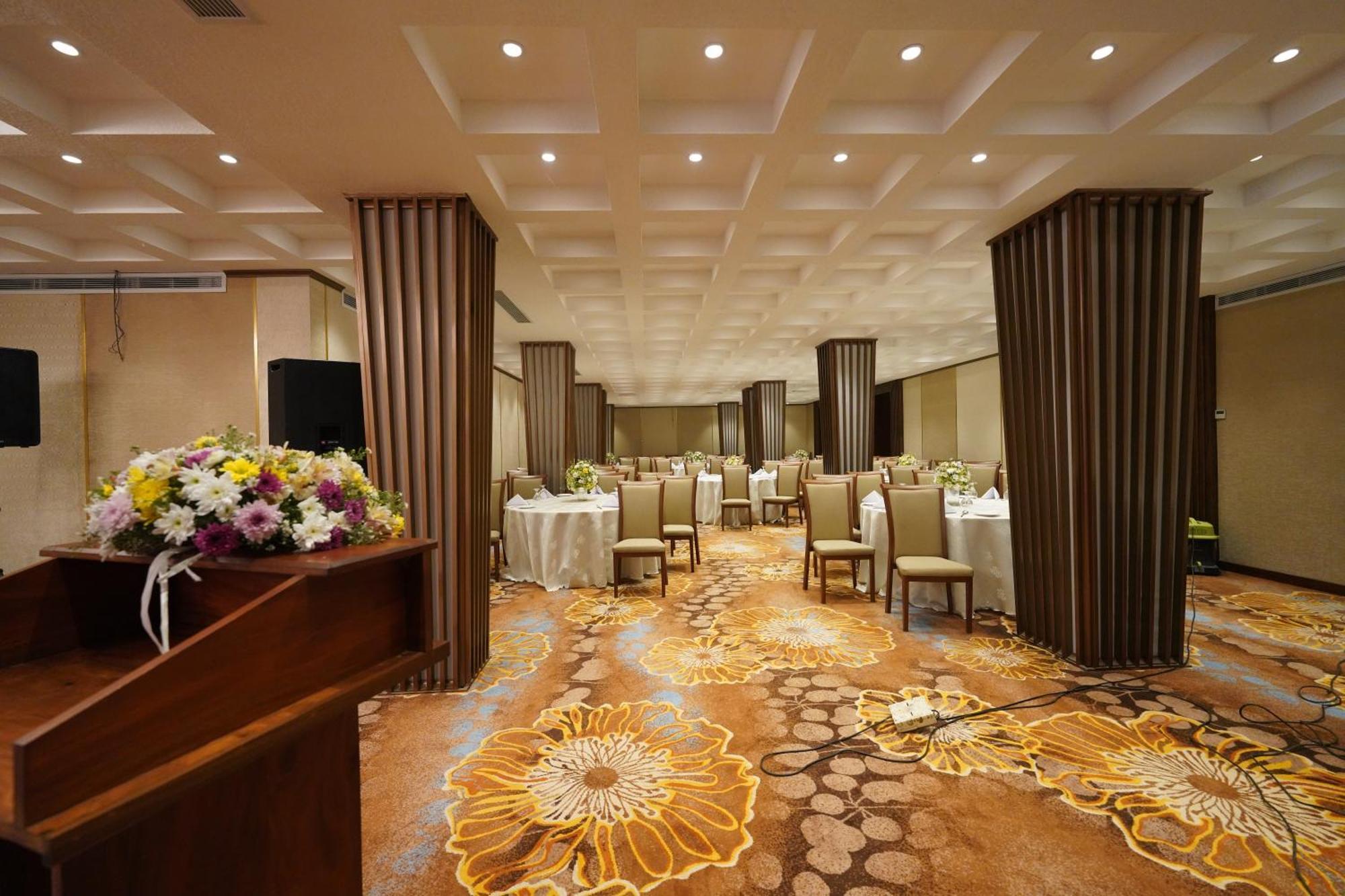 Hotel Grand Amanee Ratnapura Exteriör bild